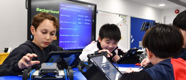 children working in a robotics class