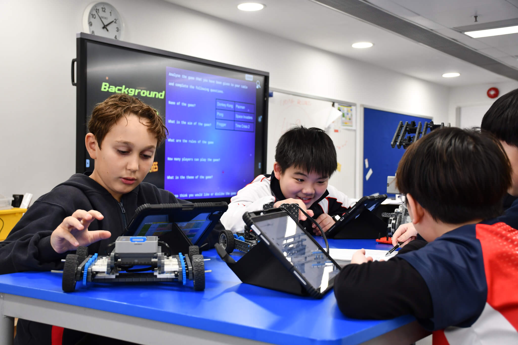 children working in a robotics class