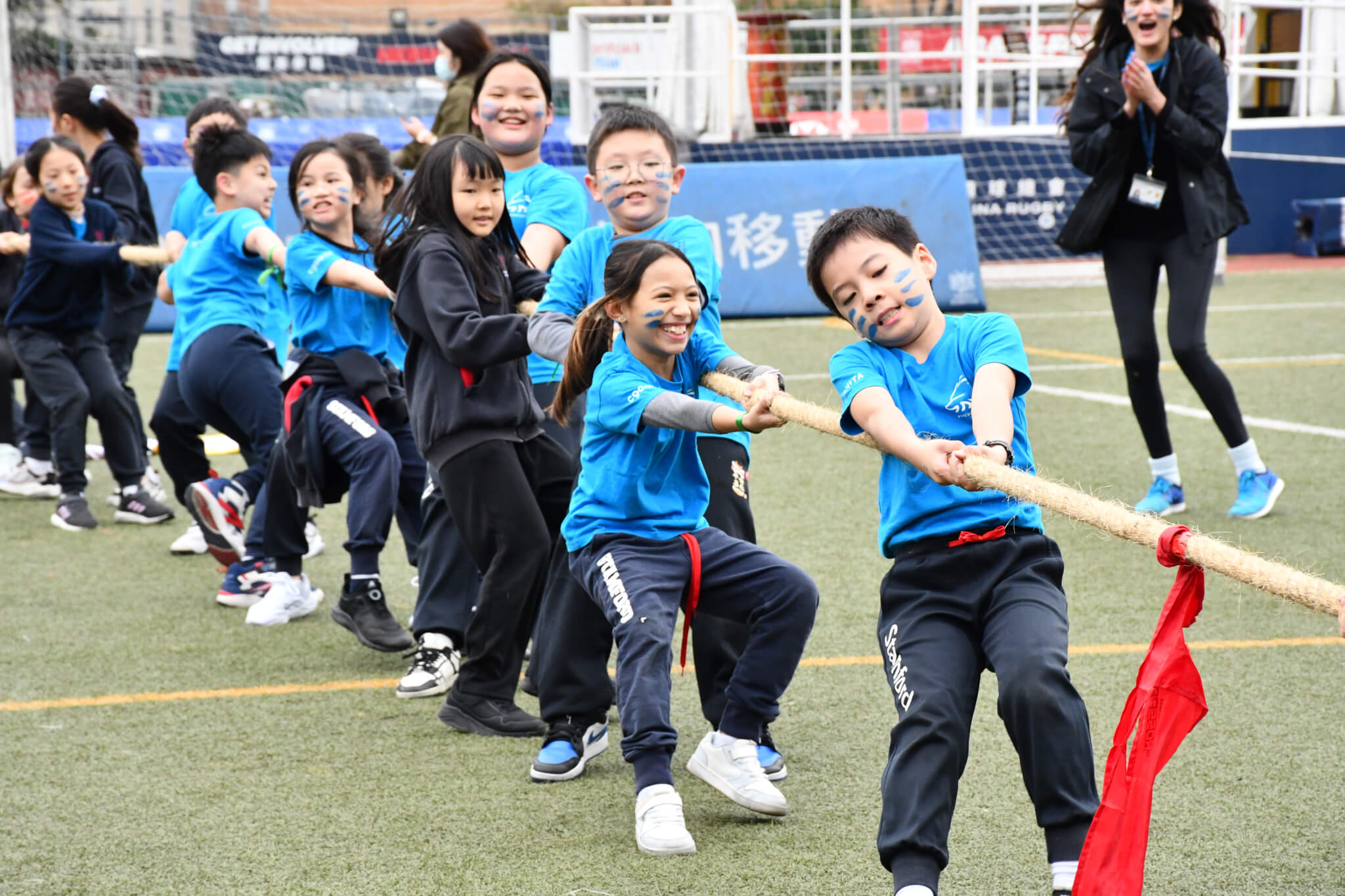 children playing tug of war